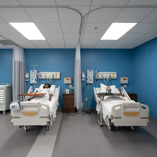 Mannequins in hospital beds in the Galen simulation lab